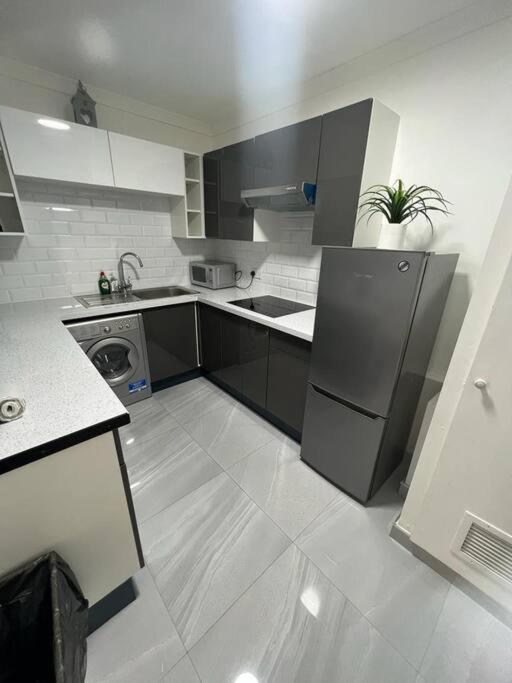 Modern, Family-Friendly Apartment By Hyde Park & Museums لندن المظهر الخارجي الصورة