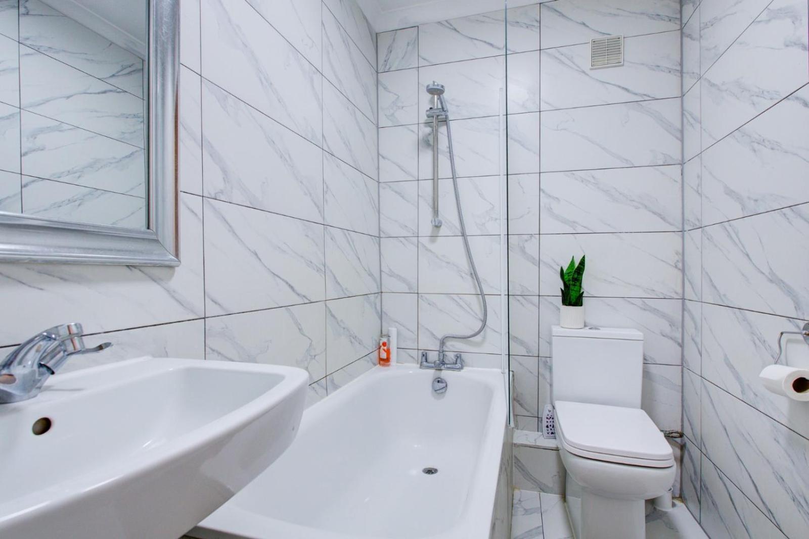 Modern, Family-Friendly Apartment By Hyde Park & Museums لندن المظهر الخارجي الصورة